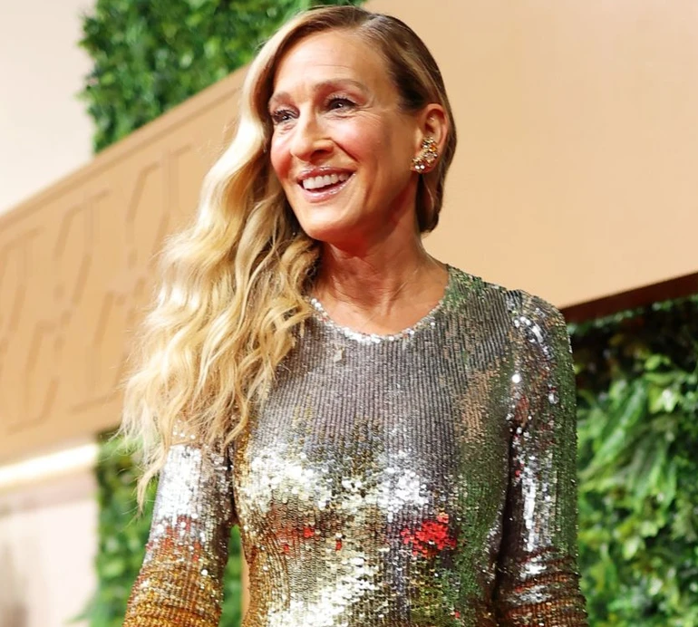 Мов новорічна гірлянда: Сара Джессіка Паркер у золотій сукні з торочками поблищала на кінофестивалі в Саудівській Аравії