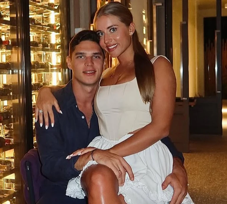 Дружина Судакова у бікіні наробила звабних фото коло балійського водоспаду