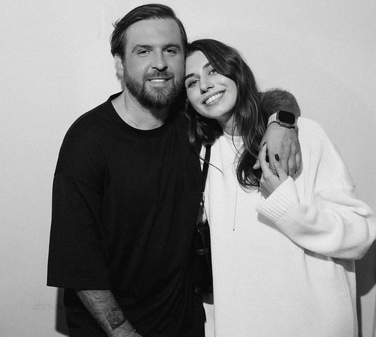 Мільйони мільярдів так: Танчинець та його кохана оголосили про заручини. Фото