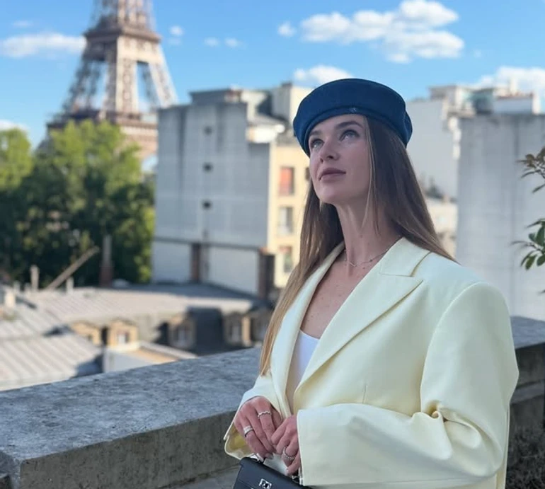Світоліна у костюмі від Бевзи попозувала на тлі Ейфелевої вежі та в паризькому бутіку Багінського. Фото