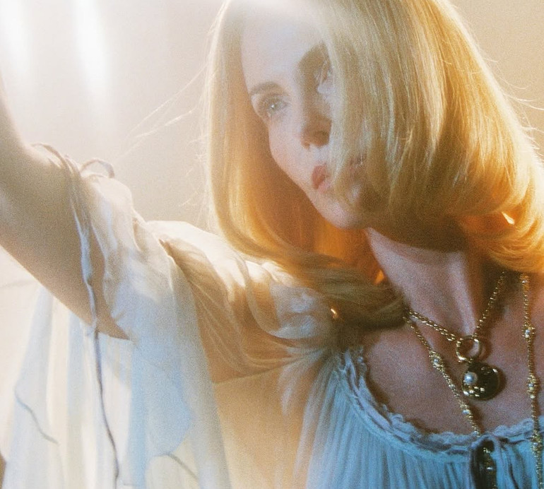 Шарліз Терон у бюстгальтері й напівпрозорій тканині знялася в чуттєвій фотосесії для глянцю