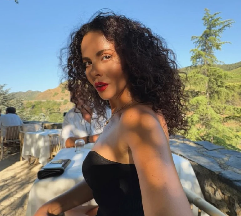 Сяй і керуй світом: Каменських у смугастому міні показала настрій свого понеділка