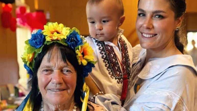 Онуфрійчук у патріотичному луці замилувала сімейними фото з синочком у вишиванці й шароварах