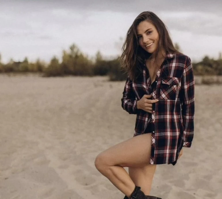 Мотря зі Спіймати Кайдаша в сорочці на спіднє змусила себе бавитися з піском для ФОТО