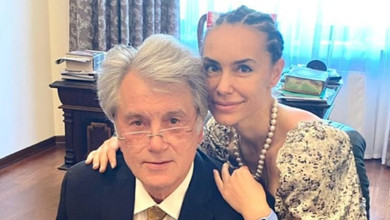 Ющенко привітав із 44-річчям свою справжню нагороду і показав, як вів її до школи