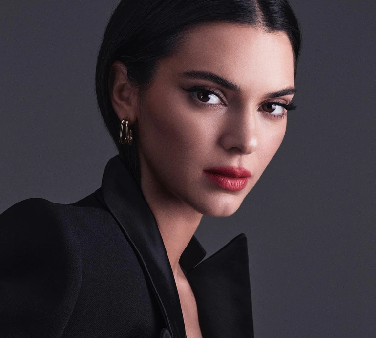 Імбирний чай, кокосова олія і яскрава помада: Кендалл Дженнер розказала про догляд за обличчям і показала весняний мейк