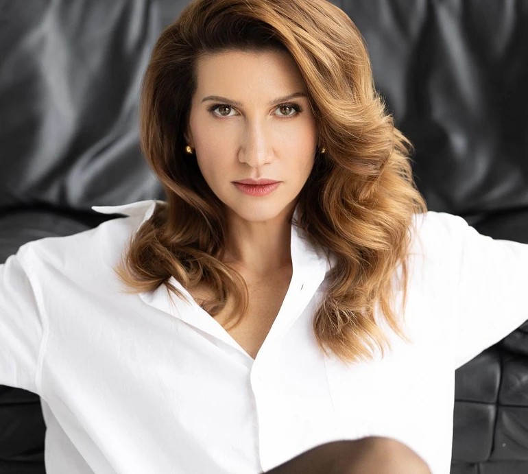 Луценко в самих колготках на підборах позакидала ноги для провокаційних фото