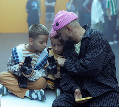 Монатік у запальному кліпі зняв своїх синів на тлі сучасного мистецтва. Відео