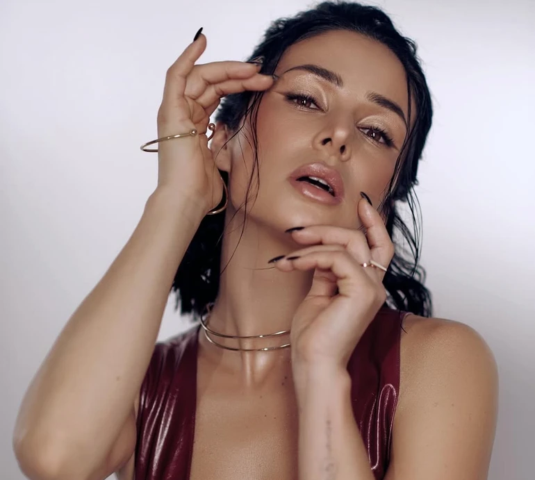 Огнєвіч у декольтованому максі зі шкіри випнула перса для пристрасного фотосету