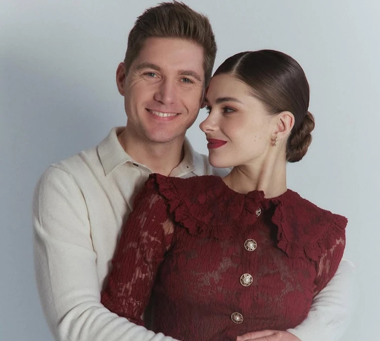 Ошатні Остапчуки попозували для романтичних фото вдвох та з результатом свого кохання