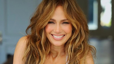 Моє тіло краще, ніж будь-коли: 55-річна Лопес в обтислому декольтованому кетс'юті покрасувалася перед дзеркалом. Фото