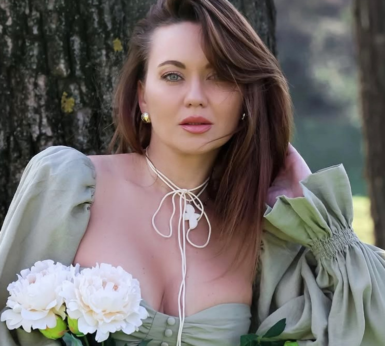 Саліванчук у ніжній мінісукні оголила ноги для весняних кадрів у парку