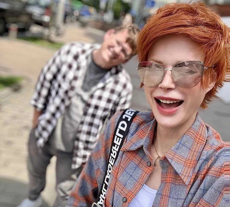 Лебідь та Розенко з нею ж на грудях засвітилися на блогерській премії. Фото