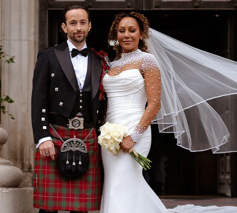 50-річна Мел Бі зі Spice Girls у декольтованій сукні влаштувала друге весілля з коханим у Марракеші. Фото