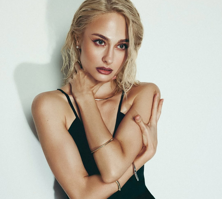 Цимбалару у спокусливому боді з мереживом випустила своє альтер его на провокативних фото