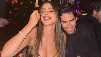 Вергара в сукні з вензелями посвітила бюстом на дні народження свого коханого. Фото