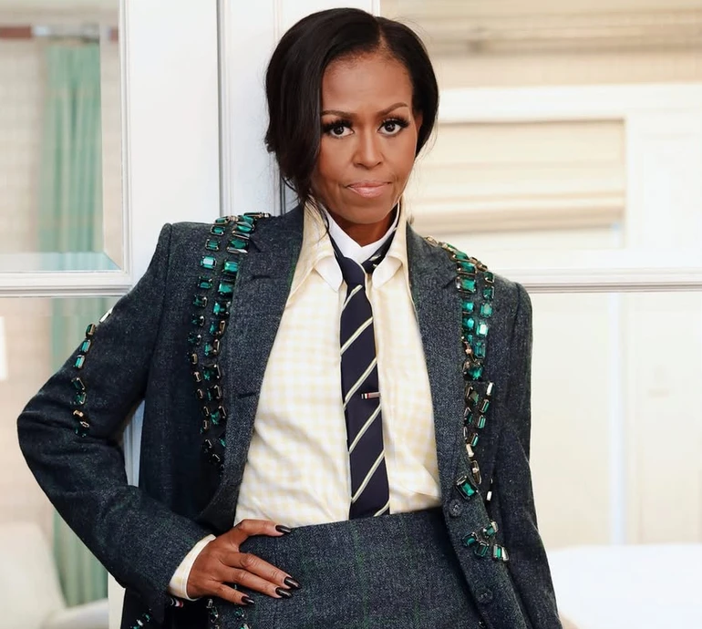 Твід, краватка та кристали: Обама попозувала на кріслі у стильному діловому образі. Фото