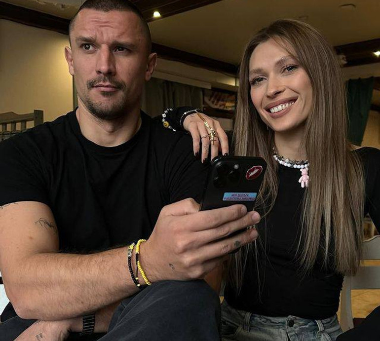 Закохані чи просто друзі? Відома акторка притулилася до Цимбалюка на публіці. Фото