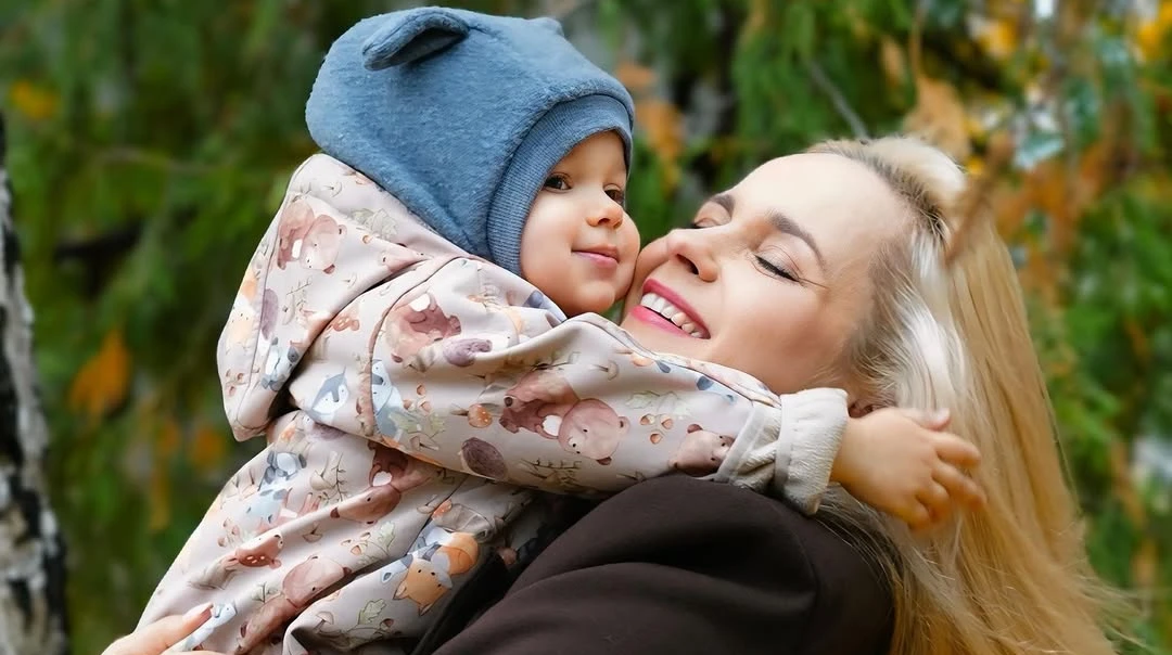 Ребрик насмішила спробами 1,5-річної доньки нафарбувати собі губенята. Відео