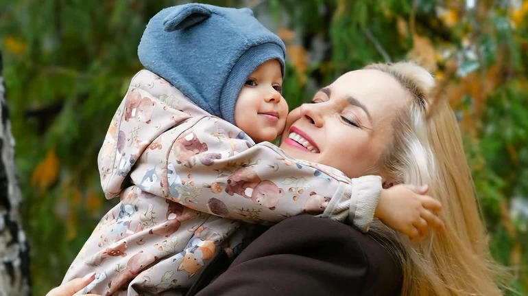 Ребрик насмішила спробами 1,5-річної доньки нафарбувати собі губенята. Відео