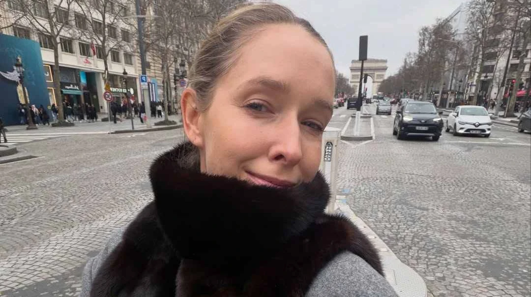 Осадча в елегантних луках показалася на тлі паризьких атракцій