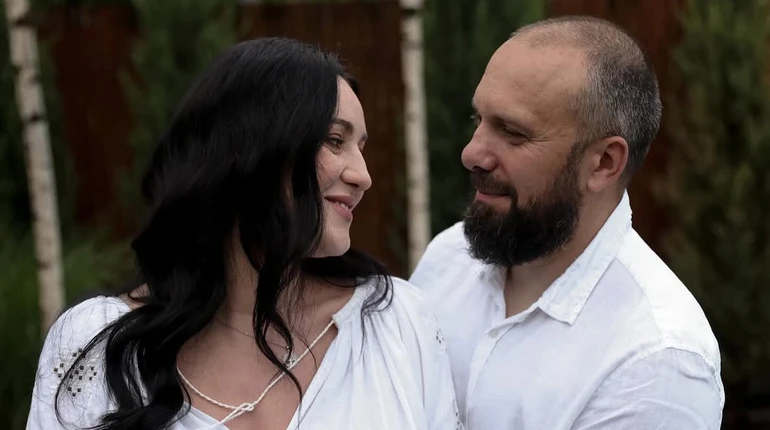 Вагітна Вітвіцька на 35-річчя Незалежності попозувала з коханим босоніж у білому льоні