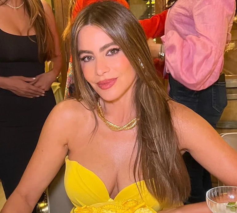 Декольтована Вергара у жовтому та з жовтим тортом стріла свої 52 у товаристві Клум та бойфренда. Відео