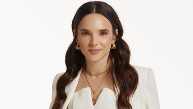 Час проявити свою жіночність: Мірошниченко в бежевій сукні показала спокусливі рухи на піску