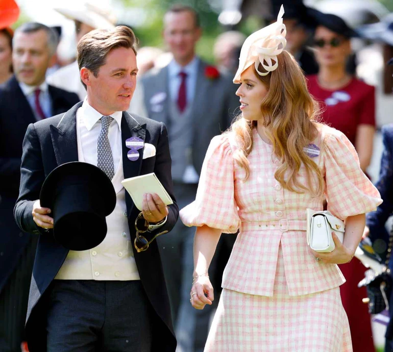 Принцесу Беатріс у картатому аутфіті порівняли з леді Ді. Фото