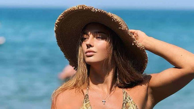 Білодід у монокіні зі зміїним принтом посвітила стрункою фігуркою на тлі грецького краєвиду. Фото