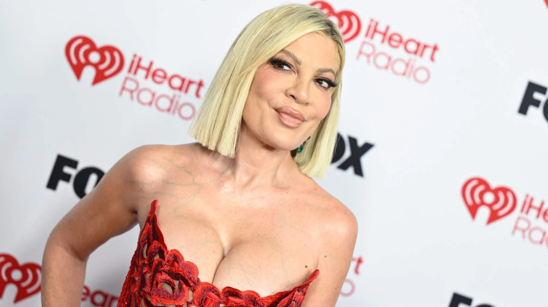 Не жінка, а квіточка: Торі Спеллінг у яскравій корсетній сукні похизувалася пишним бюстом на парадному хіднику