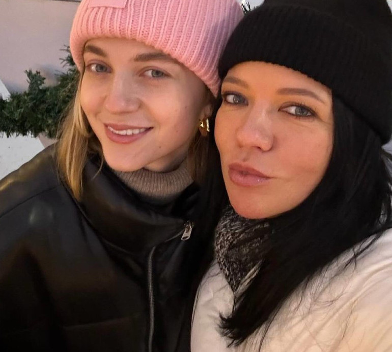 Чому такі дорослі?: Горова з дітьми пообіймалися коло ялинки