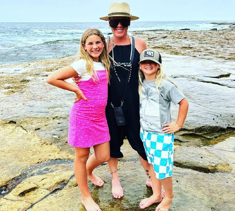 Уся в маму: 12-річна дочка Пінк вразила хлопчачою стрижкою. Фото