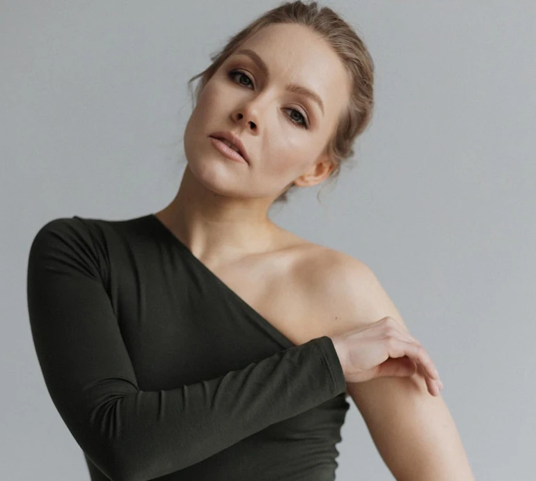 Найскладніші тижні позаду: Шоптенко показалася в міні на милицях та розповіла про реабілітацію. Фото