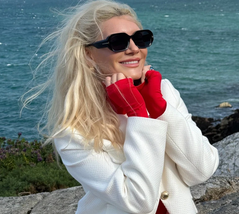 Екс-ВІА Гра Романова у Дубліні вигуляла яскравий лук та зустрілася з рідними після тривалої розлуки. Фото