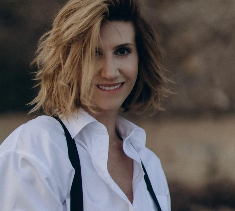 Аніта Луценко у підтяжках подуркувала на скелястому пляжі задля атмосферних фото