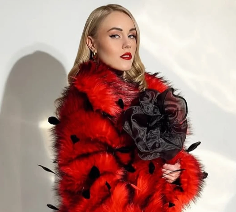 Бути собою - це виклик: Тополя в зухвалих луках посвітила ніжками для фото