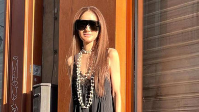 76-річна Вера Вонг у Парижі вигуляла міні з мереживом у білизняному стилі. Фото