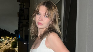 Життя прекрасне: старша дочка Брежнєвої у полуничному бікіні покрасувалася перед дзеркалом. Фото