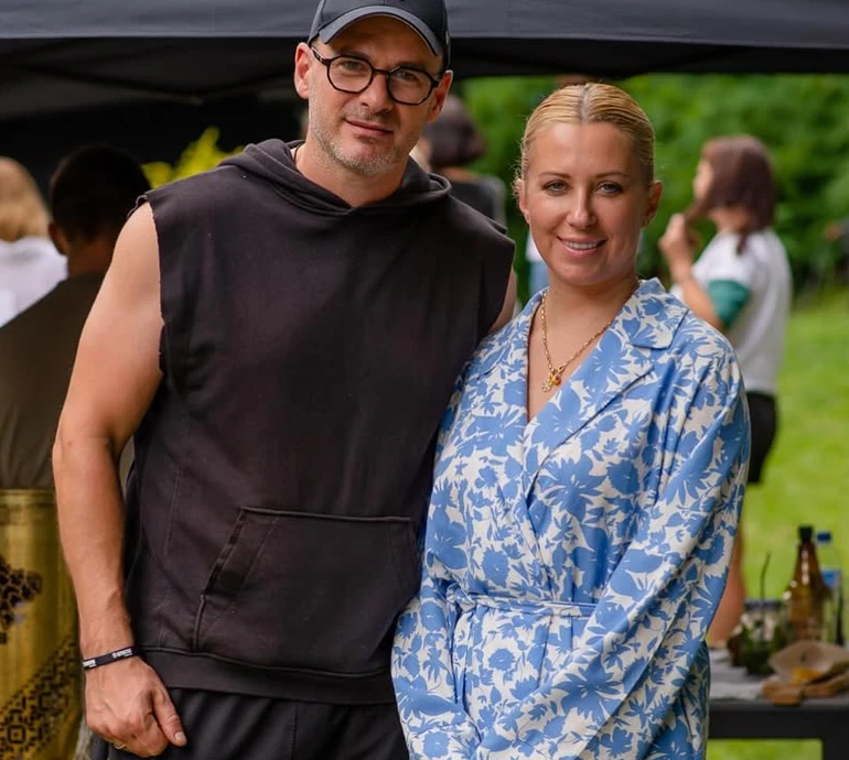 Борщ, розваги в автобусі й танці: Матвієнко і Мірзоян показали, як готувалися до спільного концерту в Польщі. Фото