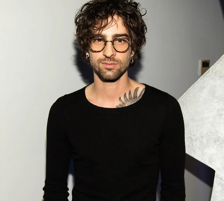 Голоторсий Дантес похвалився результатами свого схуднення на студійних фото