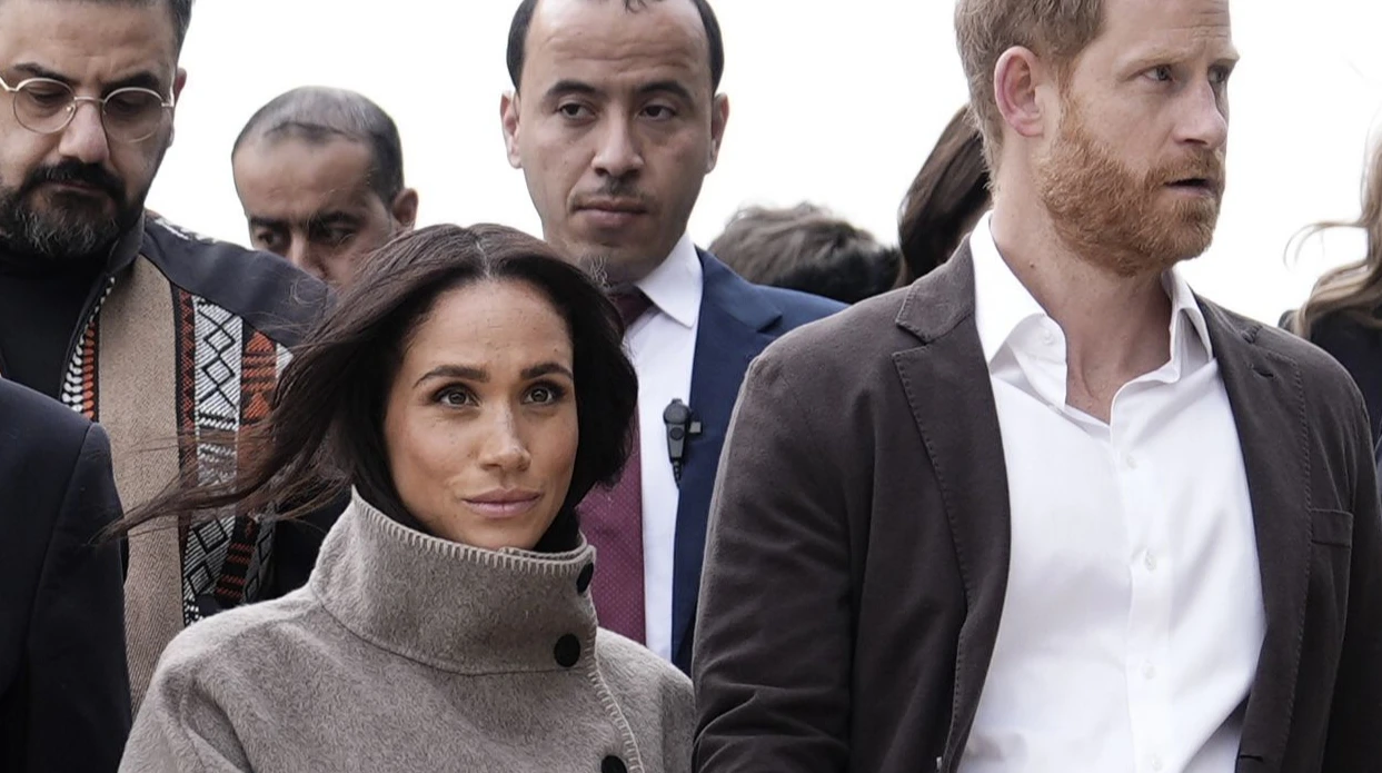 Меган Маркл у Йорданії вигуляла трендове пальто Zara і туфлі Chanel зі старої колеції