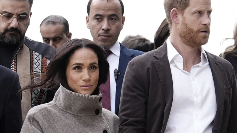 Меган Маркл у Йорданії вигуляла трендове пальто Zara і туфлі Chanel зі старої колеції