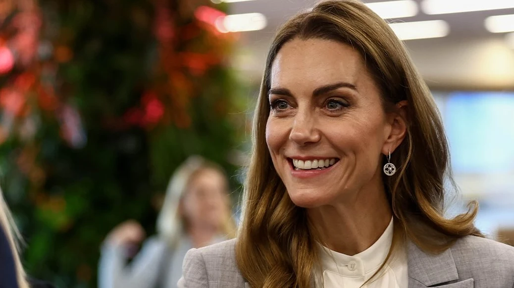 Міддлтон у пальті з особливим принтом та крислатому канотьє вигуляла чорно-білий лук на службу у Кентербері. Фото