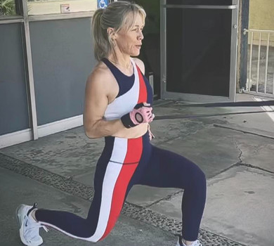 Просто піди і зроби: 51-річна Гарт з Району Беверлі Хіллз у яскравому спортлуці показала, як тренує ноги. ВІДЕО