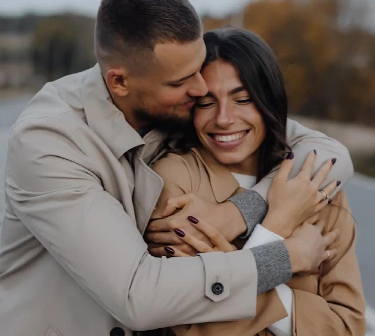 Бех у монокіні посвітила сідницями коло океану та показала пристрасні цілунки з чоловіком посеред дороги