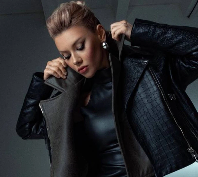 Міс Апанасенко у шкірянці та мінішортах вдала зухвалість перед камерою. Фото