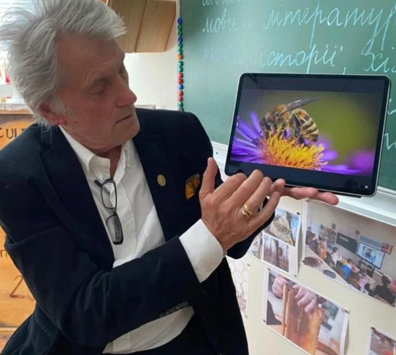 З дуба впав?: Ющенко надавав блогеру потиличників і став зіркою ТіkTok