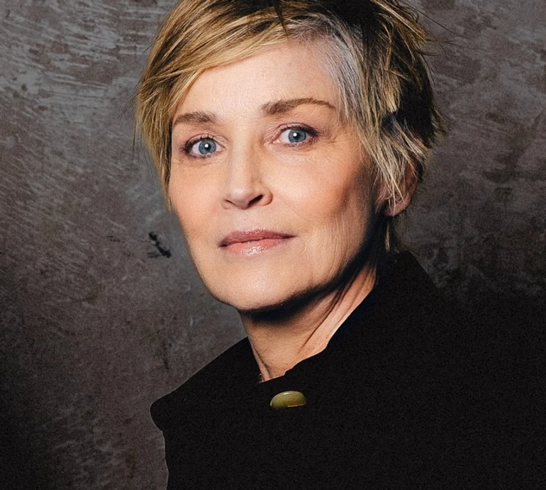 66-річна Шерон Стоун топлес та у бікіні показалася за живописанням. Фото