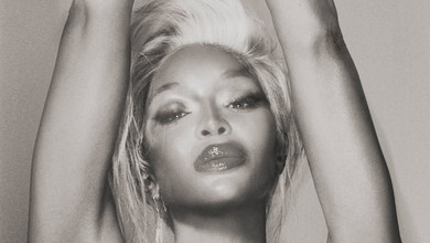 Кемпбелл із голими грудьми та коротким блондом посвітила струнким тілом в епатажній фотосесії. Фото